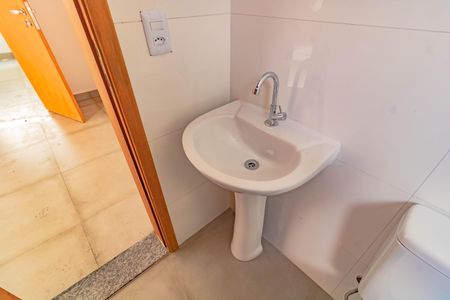 Banheiro Social de kitnet/studio para alugar com 1 quarto, 28m² em Jardim Oriental, São Paulo