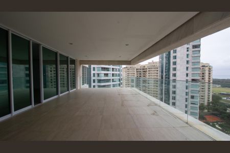 Apartamento à venda com 384m², 4 quartos e 5 vagasVaranda