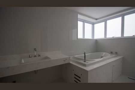 Apartamento à venda com 384m², 4 quartos e 5 vagasBanheiro 1 da Suíte 1