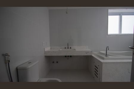 Apartamento à venda com 384m², 4 quartos e 5 vagasBanheiro 1 da Suíte 1
