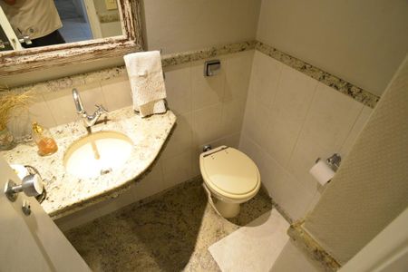 Apartamento à venda com 295m², 4 quartos e 2 vagas Apartamento à venda com 295m², 4 quartos e 2 vagasLavabo