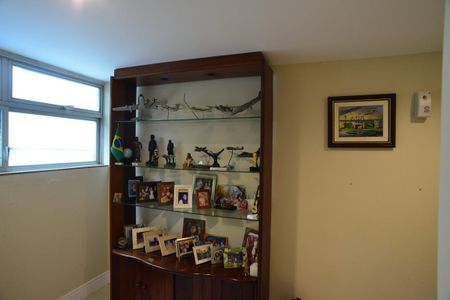 Apartamento à venda com 295m², 4 quartos e 2 vagas Apartamento à venda com 295m², 4 quartos e 2 vagasEscritório