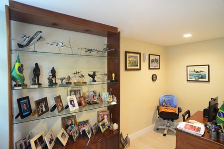 Apartamento à venda com 295m², 4 quartos e 2 vagas Apartamento à venda com 295m², 4 quartos e 2 vagasEscritório