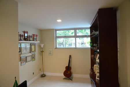 Apartamento à venda com 295m², 4 quartos e 2 vagas Apartamento à venda com 295m², 4 quartos e 2 vagasEscritório