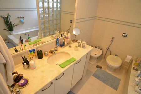 Apartamento à venda com 295m², 4 quartos e 2 vagas Apartamento à venda com 295m², 4 quartos e 2 vagasBanheiro Suíte