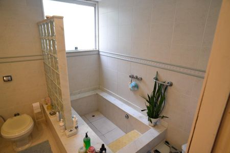 Apartamento à venda com 295m², 4 quartos e 2 vagas Apartamento à venda com 295m², 4 quartos e 2 vagasBanheiro Suíte