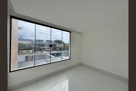 Casa à venda com 402m², 4 quartos e 4 vagasSuíte 2