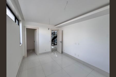 Casa à venda com 402m², 4 quartos e 4 vagasSuíte 4