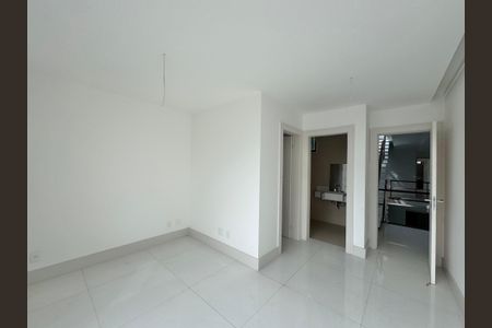 Casa à venda com 402m², 4 quartos e 4 vagasSuíte 2