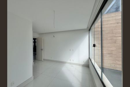 Casa à venda com 402m², 4 quartos e 4 vagasSuíte 2