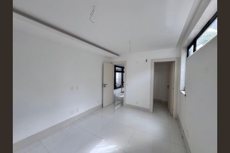 Casa à venda com 402m², 4 quartos e 4 vagasSuíte 3