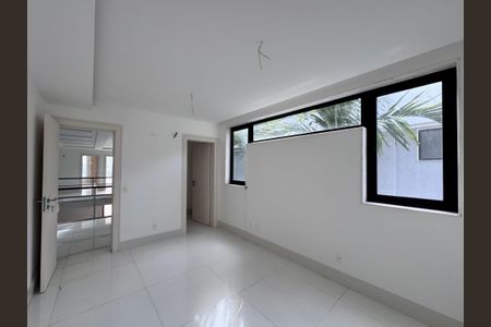 Casa à venda com 402m², 4 quartos e 4 vagasSuíte 3