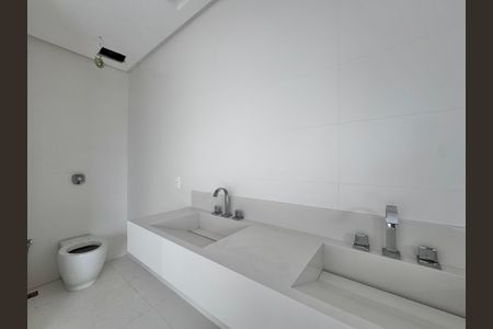 Casa à venda com 402m², 4 quartos e 4 vagasSuíte 1 - Banheiro