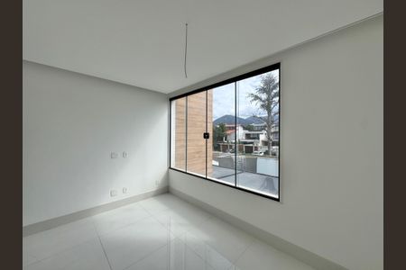 Casa à venda com 402m², 4 quartos e 4 vagasSuíte 2