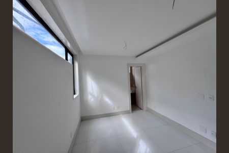 Casa à venda com 402m², 4 quartos e 4 vagasSuíte 3