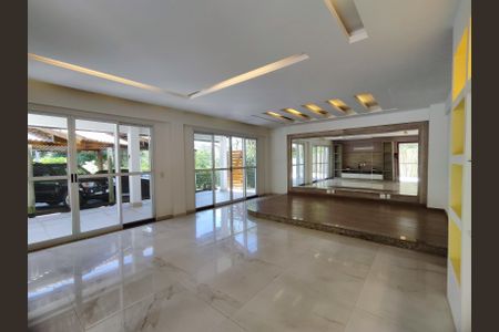 Casa de condomínio à venda com 206m², 4 quartos e 3 vagasSala