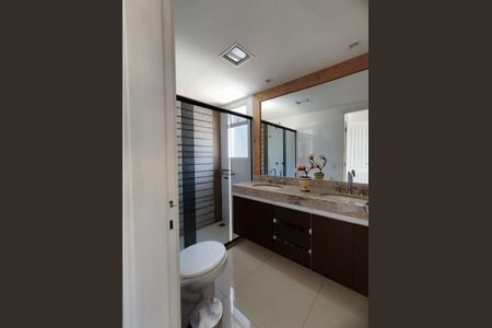 Casa de condomínio à venda com 206m², 4 quartos e 3 vagasBanheiro da Suíte 1