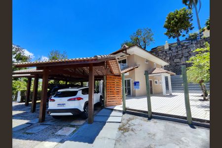 Casa de condomínio à venda com 206m², 4 quartos e 3 vagasFachada