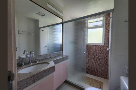 Casa de condomínio à venda com 206m², 4 quartos e 3 vagasBanheiro da Suíte 2