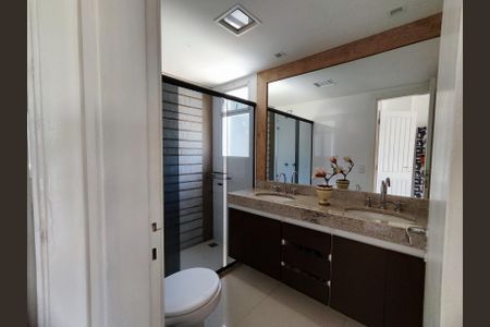 Casa de condomínio à venda com 206m², 4 quartos e 3 vagasBanheiro da Suíte 1