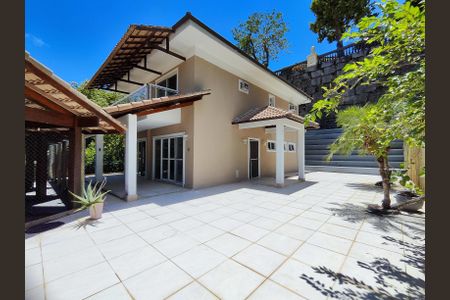 Casa de condomínio à venda com 206m², 4 quartos e 3 vagasÁrea Externa