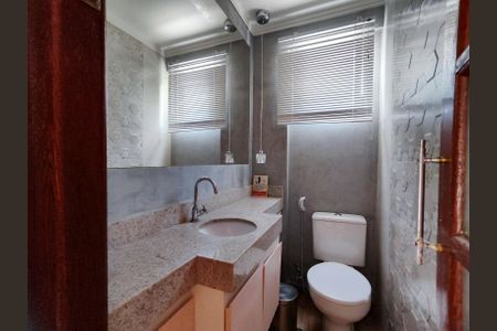 Casa de condomínio à venda com 206m², 4 quartos e 3 vagasLavabo