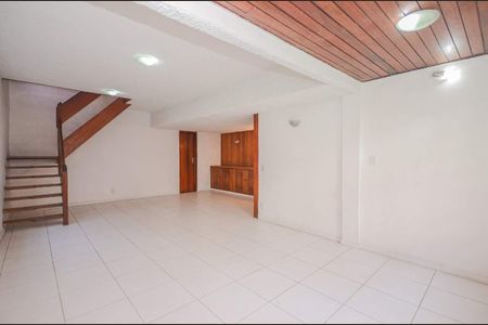 Casa à venda com 216m², 4 quartos e 2 vagas