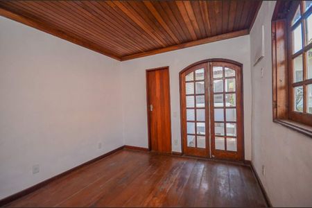 Casa à venda com 216m², 4 quartos e 2 vagas