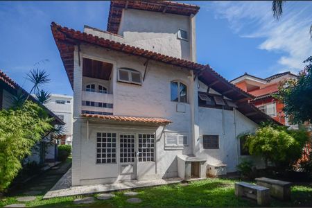 Casa à venda com 216m², 4 quartos e 2 vagas