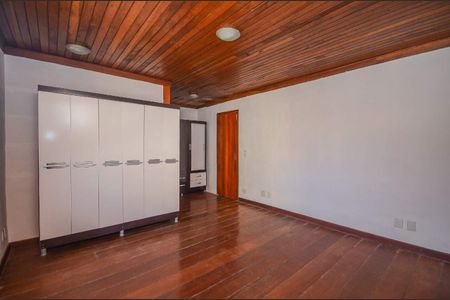 Casa à venda com 216m², 4 quartos e 2 vagas
