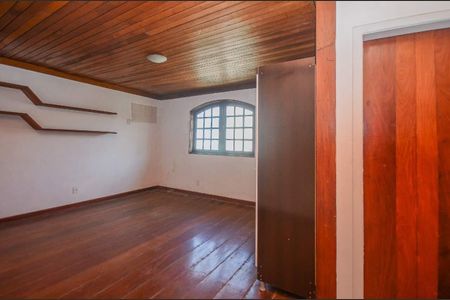 Casa à venda com 216m², 4 quartos e 2 vagas
