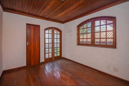 Casa à venda com 216m², 4 quartos e 2 vagas