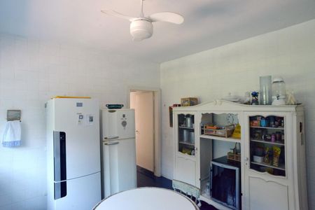 Casa à venda com 778m², 5 quartos e 6 vagas Casa à venda com 778m², 5 quartos e 6 vagasCozinha