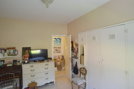 Casa à venda com 778m², 5 quartos e 6 vagas Casa à venda com 778m², 5 quartos e 6 vagasSuíte