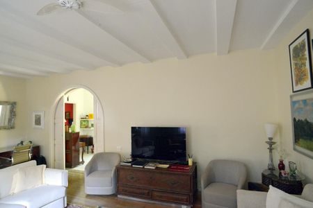 Casa à venda com 778m², 5 quartos e 6 vagas Casa à venda com 778m², 5 quartos e 6 vagasSala de TV