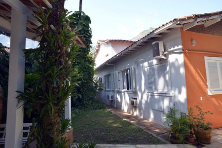 Casa à venda com 778m², 5 quartos e 6 vagas Casa à venda com 778m², 5 quartos e 6 vagasQuintal