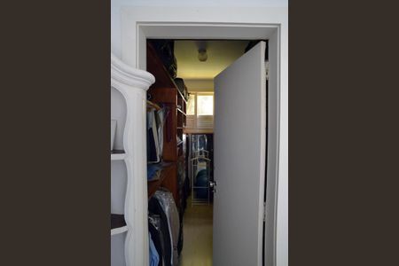 Casa à venda com 778m², 5 quartos e 6 vagas Casa à venda com 778m², 5 quartos e 6 vagasCloset do Quarto 5