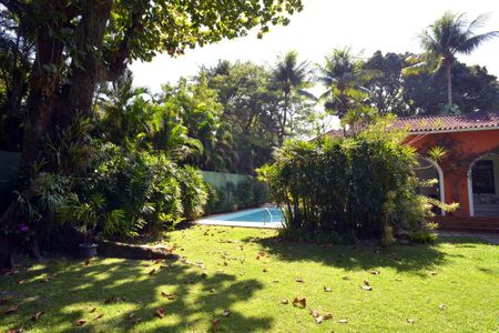 Casa à venda com 778m², 5 quartos e 6 vagas Casa à venda com 778m², 5 quartos e 6 vagasPiscina