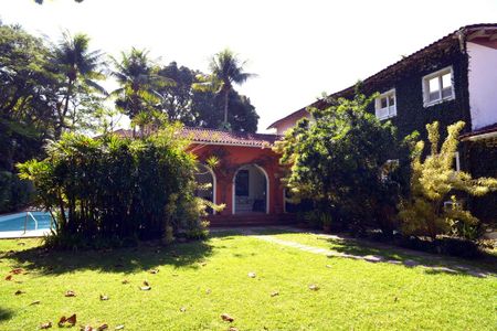 Casa à venda com 778m², 5 quartos e 6 vagas Casa à venda com 778m², 5 quartos e 6 vagasÁrea comum