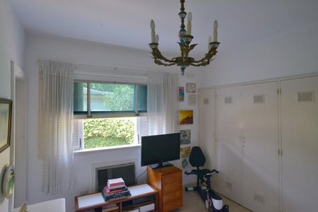 Casa à venda com 778m², 5 quartos e 6 vagas Casa à venda com 778m², 5 quartos e 6 vagasQuarto 4