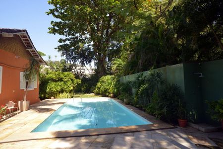 Casa à venda com 778m², 5 quartos e 6 vagas Casa à venda com 778m², 5 quartos e 6 vagasPiscina