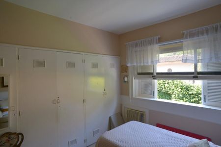 Casa à venda com 778m², 5 quartos e 6 vagas Casa à venda com 778m², 5 quartos e 6 vagasSuíte