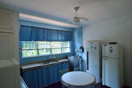 Casa à venda com 778m², 5 quartos e 6 vagas Casa à venda com 778m², 5 quartos e 6 vagasCozinha