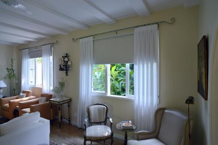 Casa à venda com 778m², 5 quartos e 6 vagas Casa à venda com 778m², 5 quartos e 6 vagasSala de TV