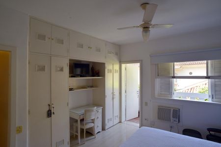 Casa à venda com 778m², 5 quartos e 6 vagas Casa à venda com 778m², 5 quartos e 6 vagasQuarto 5