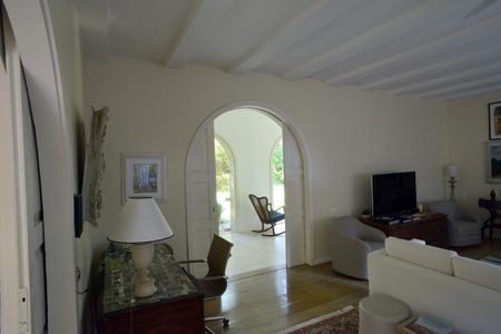 Casa à venda com 778m², 5 quartos e 6 vagas Casa à venda com 778m², 5 quartos e 6 vagasSala de TV