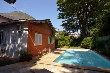 Casa à venda com 778m², 5 quartos e 6 vagas Casa à venda com 778m², 5 quartos e 6 vagasPiscina