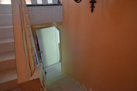 Casa à venda com 778m², 5 quartos e 6 vagas Casa à venda com 778m², 5 quartos e 6 vagasEscada