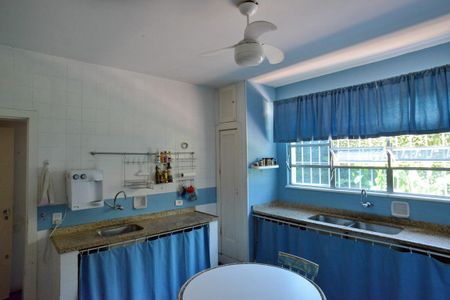 Casa à venda com 778m², 5 quartos e 6 vagas Casa à venda com 778m², 5 quartos e 6 vagasCozinha