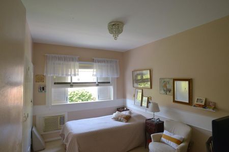 Casa à venda com 778m², 5 quartos e 6 vagas Casa à venda com 778m², 5 quartos e 6 vagasSuíte